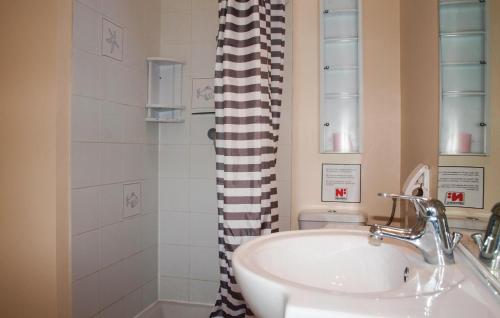 y baño con lavabo y ducha. en Gorgeous Home In Pleubian With Kitchen, en Pleubian