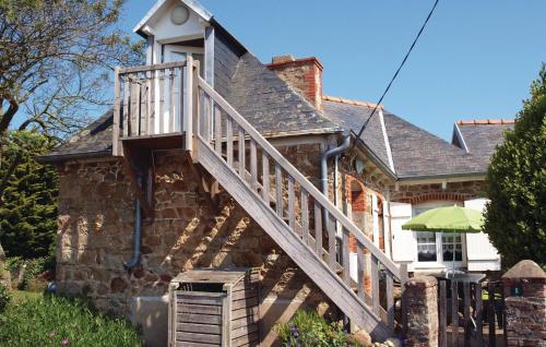 une maison en pierre avec un escalier en bois. dans l'établissement Gorgeous Home In Pleubian With Kitchen, à Pleubian