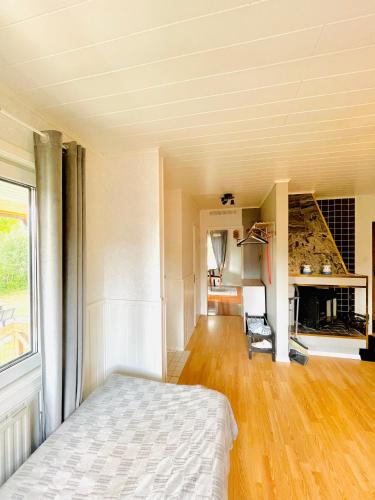 ein Schlafzimmer mit einem Bett und einem Kamin in der Unterkunft Gula huset in Jomala