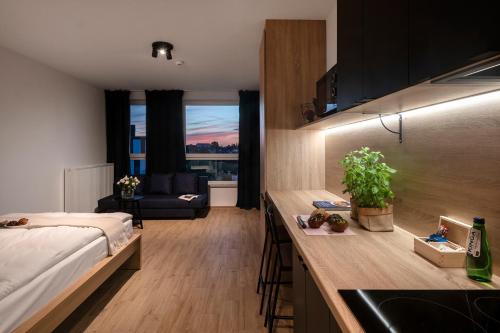 Habitación de hotel con cama y cocina con vistas. en ShortStayPoland Pileckiego, en Varsovia