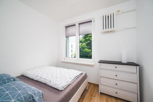 Tempat tidur dalam kamar di Abrahama 70 Apartament 2 pokojowy dla 4 osób w centrum Gdyni