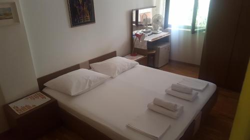 Un pat sau paturi într-o cameră la Rooms and Apartments Roza