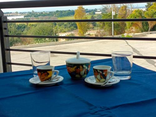 サンタ・クローチェ・カメリーナにあるColori Della Sicilia Guest Houseの青いテーブル(コップ2杯、メガネ付)