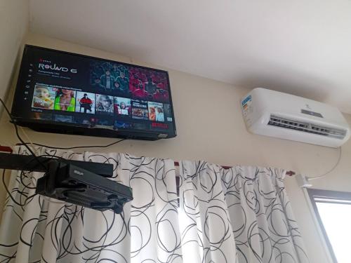 En tv och/eller ett underhållningssystem på Suítes Para Casal
