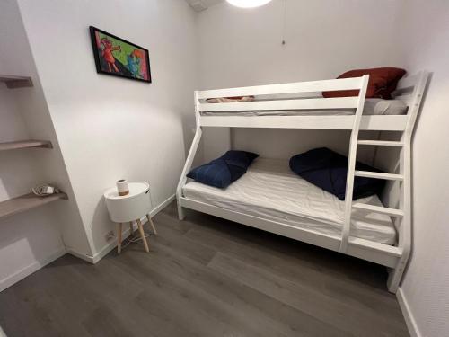 una habitación con dos literas y una mesa en Relax Sax Appartment, en Dinant