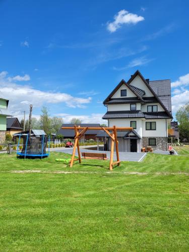 Children's play area sa Domki i Apartamenty Krupa Ciche