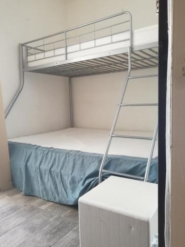 Ce lit superposé se trouve dans un dortoir avec une échelle. dans l'établissement La Grande-Motte : Appartement avec belle vue, à La Grande Motte