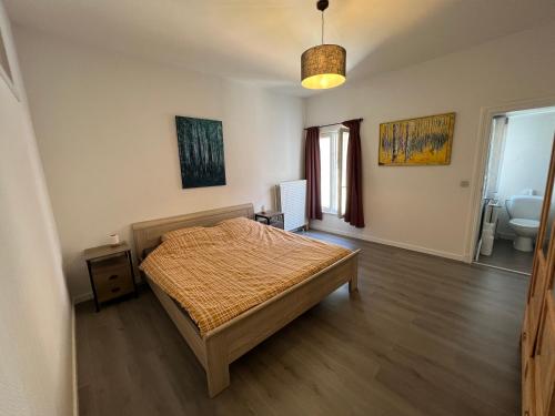 1 dormitorio con 1 cama y baño en Relax Sax Appartment, en Dinant