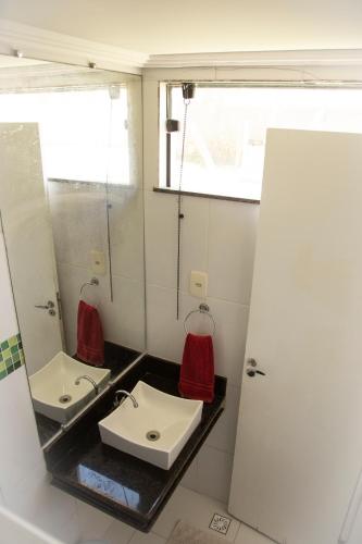 a bathroom with a sink and a mirror at Apto na Praia de Guaibim in Guaibim