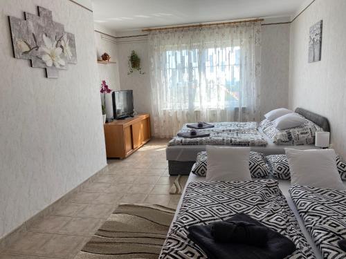 Posteľ alebo postele v izbe v ubytovaní Magnólia Apartman Zalakaros