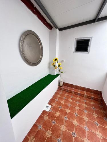 Cette chambre dispose d'un sol vert et d'une plaque murale. dans l'établissement Casa Da Lella, à Guía de Isora