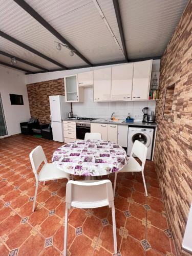 - une cuisine avec une table et des chaises dans la chambre dans l'établissement Casa Da Lella, à Guía de Isora