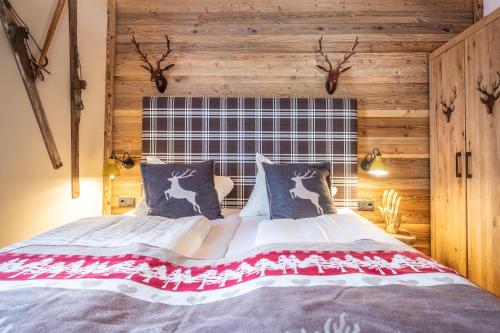 Una cama o camas en una habitación de The Kaprun Edition - Luxury Chalets & Style Suites