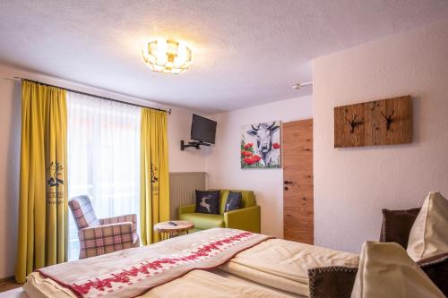 Una cama o camas en una habitación de The Kaprun Edition - Luxury Chalets & Style Suites