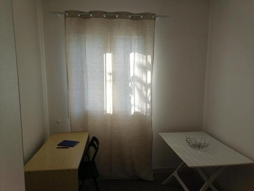 una camera con tavolo e finestra con tenda di Villa DI GRASSI - Locazione Turistica a Polignano a Mare