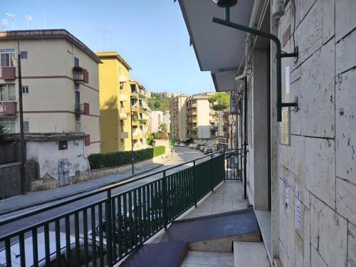 een balkon met uitzicht op een stadsstraat bij Appartamento Correale in Napels