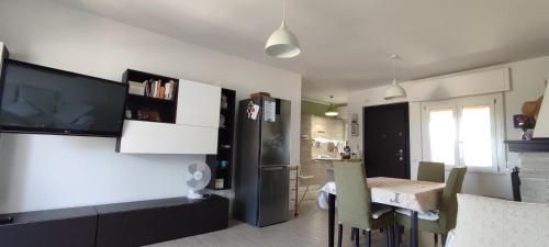 eine Küche und ein Esszimmer mit einem Tisch und einem Esszimmer in der Unterkunft Vistamare maddalena spiaggia in La Maddalena