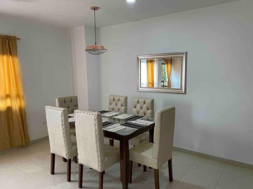 a dining room with a table and chairs at CIC APARTAMENTO CASTELLANA 3PISO PARQUEADERO GRATIS in Montería