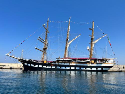 ガリポリにあるAntica Tonnara Gallipoliの水中に座る高い船