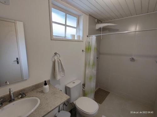 W łazience znajduje się prysznic, toaleta i umywalka. w obiekcie Rancho São Carlos w mieście Itatiaia
