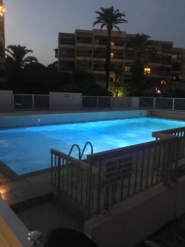 - une grande piscine d'eau bleue la nuit dans l'établissement Golfe Juan, quiet apartment with pool, near the beach, à Vallauris