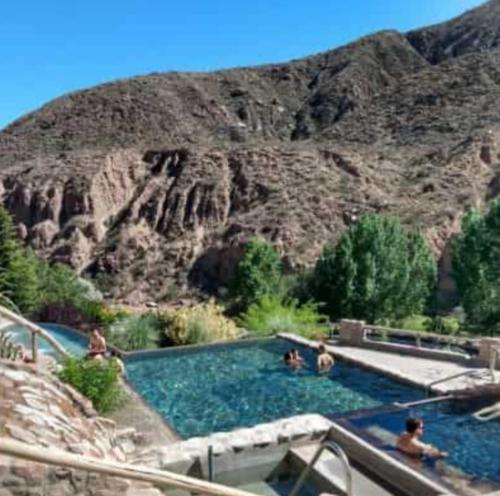 een zwembad met een berg op de achtergrond bij ANA Apartments & Parking Mendoza in Mendoza