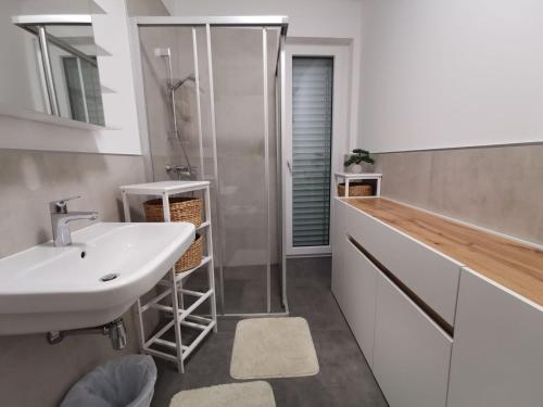 Hepp-Lounge tesisinde bir banyo