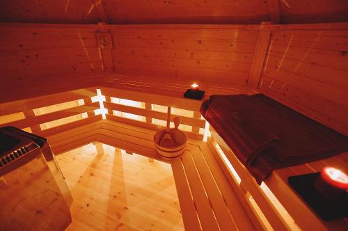 l'interno di una sauna con un letto e una candela di Willa Lena a Szklarska Poręba