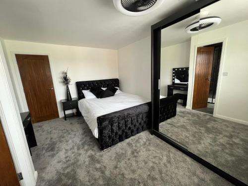 A bed or beds in a room at Luxury 4 bedroom Retreat; with hot tub & parking