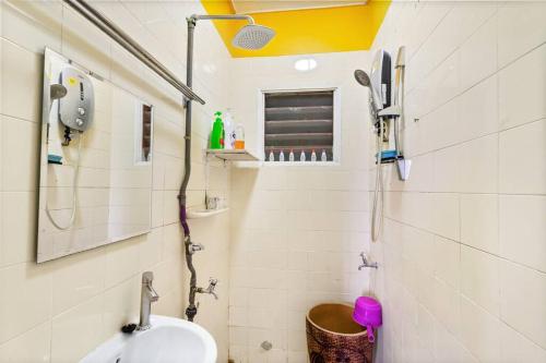 a bathroom with a sink and a toilet at 2 scenic air cond bedrooms, 1 room ceiling fan, near Bandar Rawang in Rawang