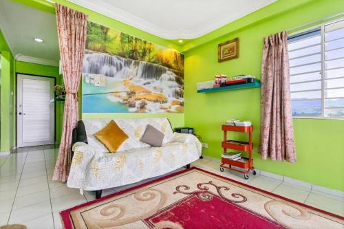 1 dormitorio con paredes verdes y 1 cama en una habitación en 3 scenic air cond bedrooms, 11 minutes Rawang City en Rawang