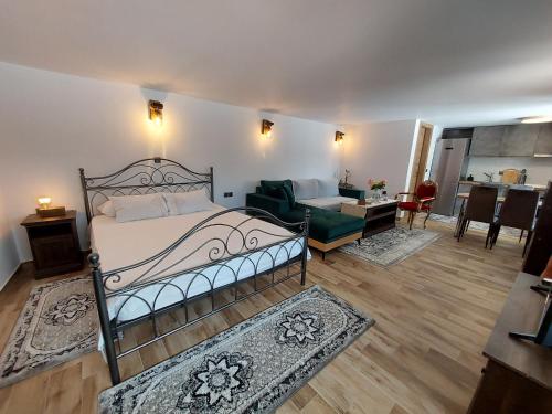 sypialnia z łóżkiem i salon w obiekcie Maria Tsomou w mieście Theológos