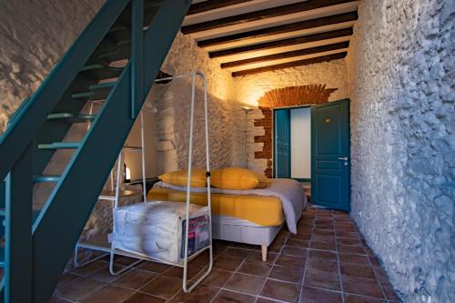 une chambre avec un lit superposé dans une pièce dans l'établissement La Marinade, à Banyuls-sur-Mer