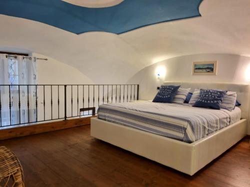 um quarto com uma cama com um tecto azul em L'Ancorotto Azzurro em Gaeta