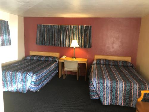 En eller flere senge i et værelse på Parkway Motel