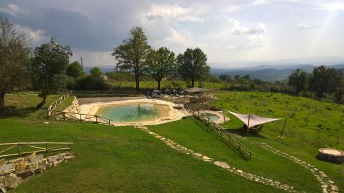 eine Luftansicht eines Pools auf einem Feld in der Unterkunft B&B Casale di Poggioferro in Scansano