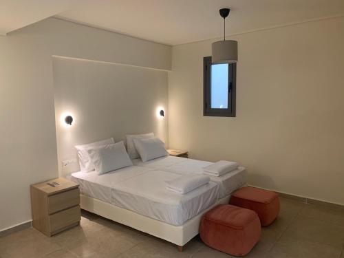 ein Schlafzimmer mit einem großen weißen Bett und einem Fenster in der Unterkunft Lavender Villas Agios Nikitas , Lefkada in Agios Nikitas