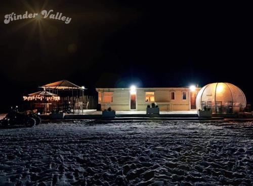 a night view of a building and an observatory at Kinder Valley Morlaca Cluj in Cluj-Napoca