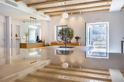 un soggiorno con scala e finestra di Armantanis Luxury Suites ad Areópolis