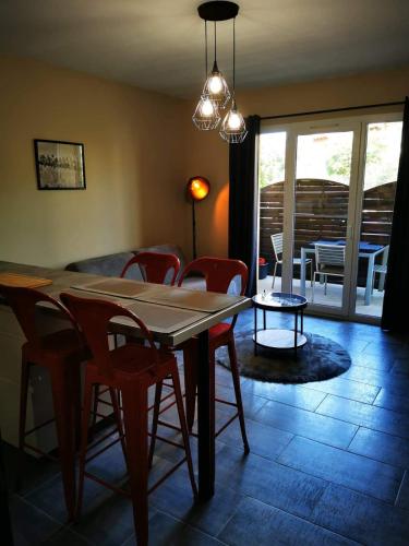 une salle à manger avec une table et des chaises et une chambre avec une terrasse dans l'établissement Appartement Indépendant dans le Résid hôtel idéal pour les vacances - séminaires - déplacements pro 