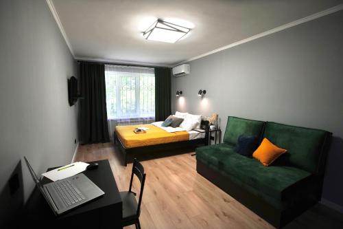 Almaty Aparts في ألماتي: غرفة معيشة مع أريكة وسرير