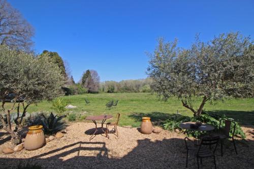 Taman di luar La Madeleine Arles