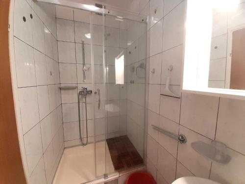 ein Badezimmer mit Dusche und Toilette in der Unterkunft Rooms Biserka in Baška