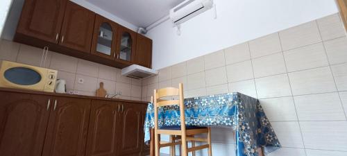 una cucina con tavolo e sedia di Apartments Ivanka a Hvar