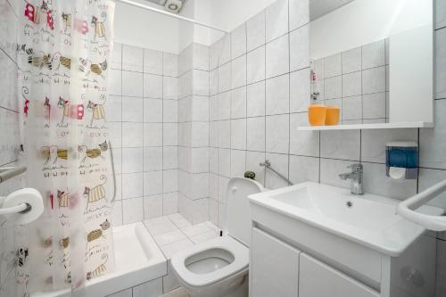 ein weißes Bad mit einem WC und einem Waschbecken in der Unterkunft Apartments Mili in Ston