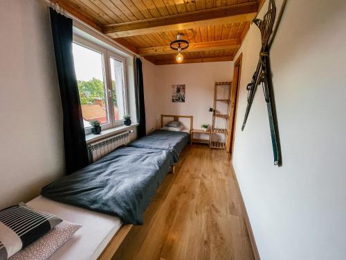 Bett in einem Zimmer mit einem großen Fenster in der Unterkunft Apartament z DeSki in Bystra