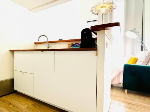 Kuchyňa alebo kuchynka v ubytovaní Duplex-Ceiling height 1,9m-Free private parking-Self check in !! Duplex climatisé-Hauteur sous plafond 1,9m-Parking privé gratuit-Arrivée autonome !!