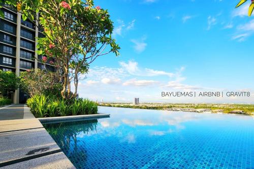 uma piscina em frente a um edifício em Cozy Klang Homestay 2-7pax 3Bedroom Netflix WIFI Infinity Pool em Klang