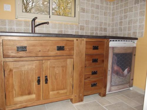 Il comprend une cuisine équipée d'un évier et d'un lave-vaisselle. dans l'établissement La Basse Bédinière, à Crouy-sur-Cosson