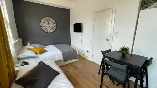 Un pat sau paturi într-o cameră la Lovely studio flat in the heart of Holloway.